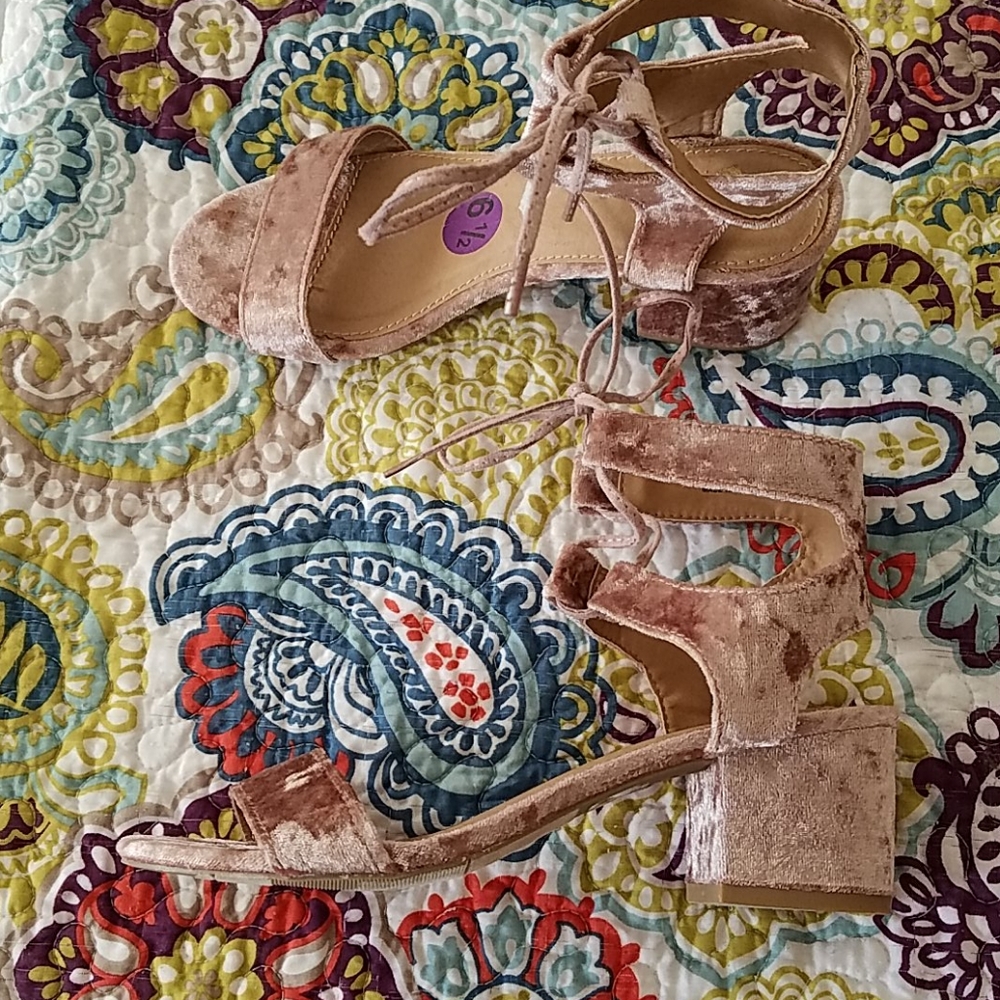 *NEW* Velvet sandals - Picture 5 of 8